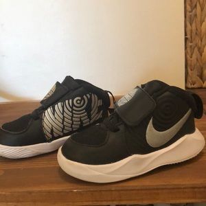 Like new Nike team hustle sneaker